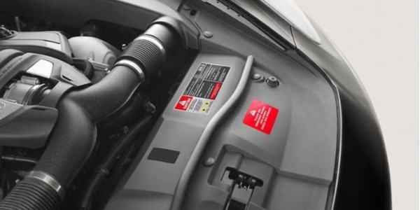 汽車發動機（jī）標簽（qiān）用什麽（me）不幹膠材料？就用PET不幹膠