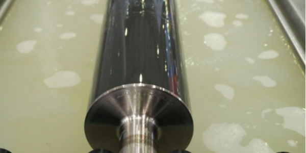 不幹膠材料在印刷（shuā）過程中網紋輥表麵圓周方向出現（xiàn）凹（āo）痕怎麽辦（bàn）？