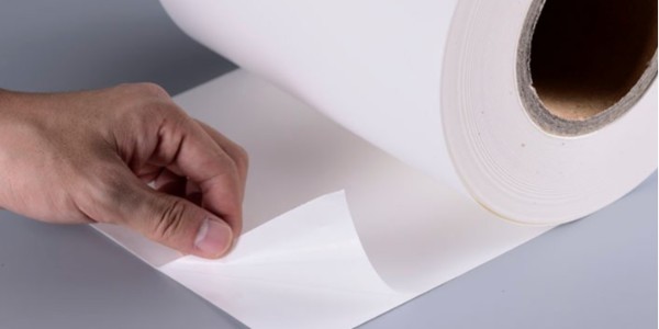 不幹（gàn）膠材料中PP合成紙和（hé）銅版紙哪個更好？