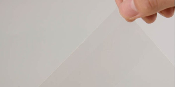 一起來看看PVC不幹膠和（hé）拉絲銀不幹膠的對比